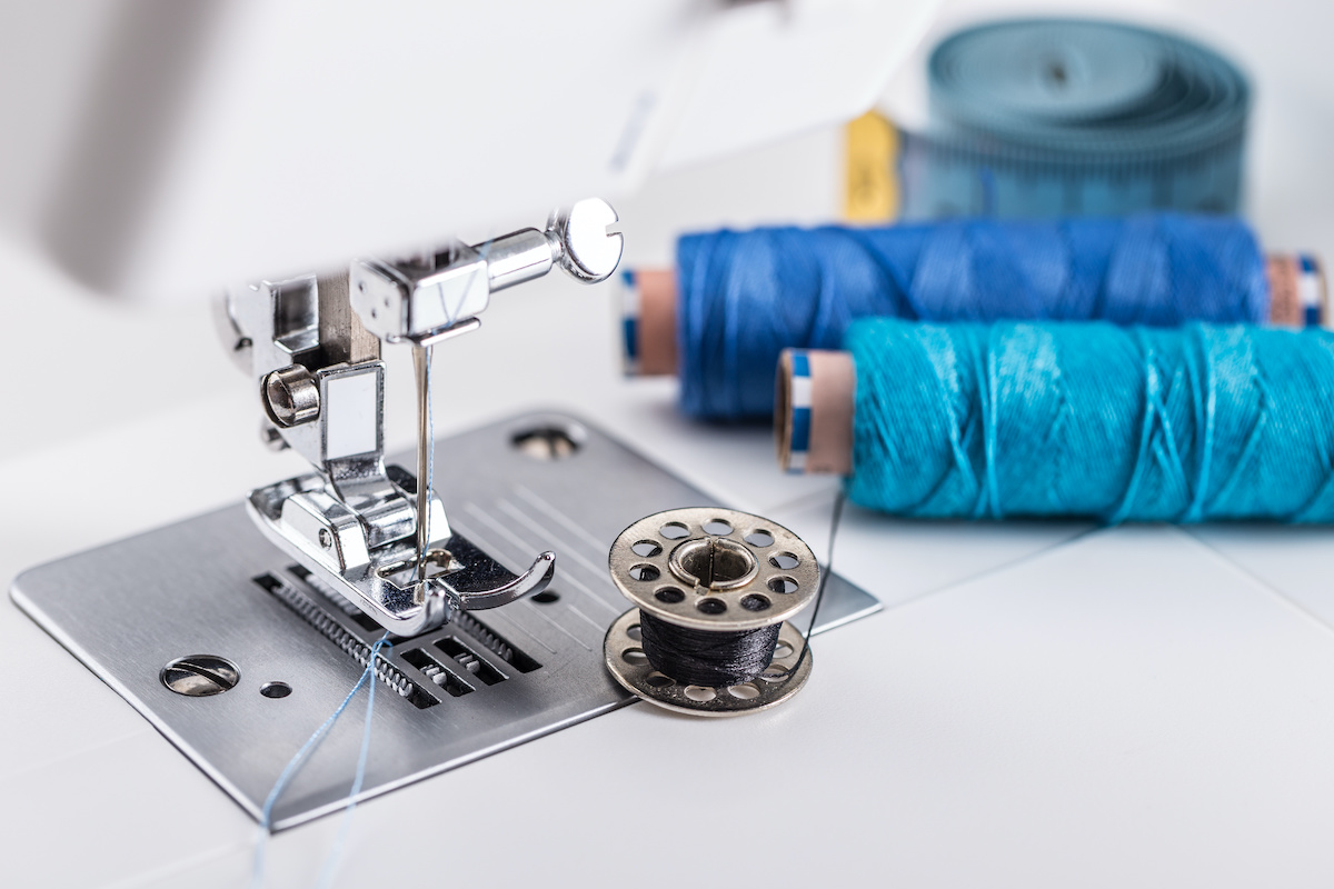 An EASY WAY to Thread a Sewing Machine Needle